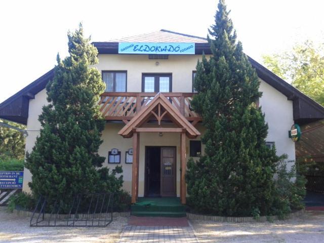 Eldorado Fogado Es Kemping 沃尼奥尔茨沃什海吉 外观 照片